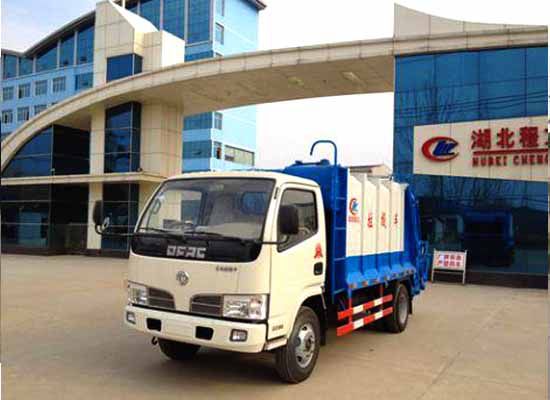 東風(fēng)福瑞卡3-5方壓縮式垃圾車停在程力門口